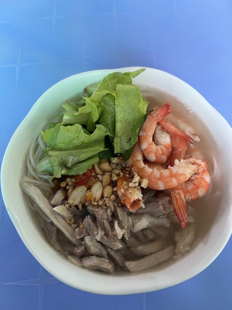 Tô bún gỏi dà với tôm, thịt heo và xà lách