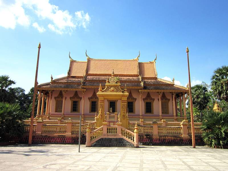 Chánh điện chùa Khleang mái cong kiểu Khmer dưới trời xanh